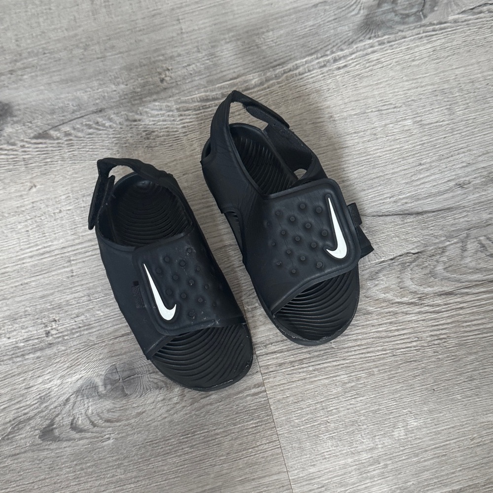 Nike Sandels